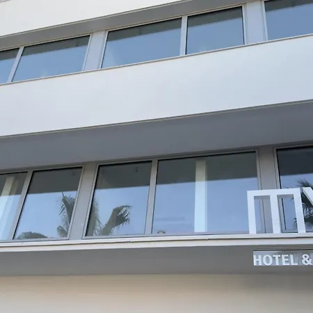 Aparthotel Myo Barcelona & *